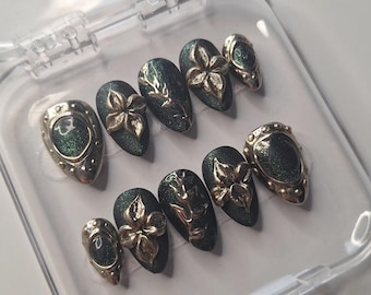 Smaragdgrüne & goldene künstliche Fingernägel | Press-on-Nägel „Verdant Relic“ | Fantasy-Nägel | Elfen-Nageldesign | Wiederverwendbare, handgefertigte mystische Maniküre