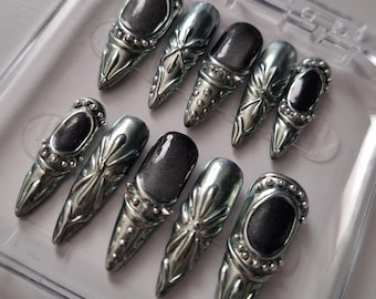 Zwarte en zilveren chromen stiletto kunstnagels met cat-eye design | Zilveren gothic kunstnagels | Plaknagels