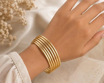 Set of 7 Gold Bangles, Thin Gold Bangle Set, Stackable Gold Bracelets, Minimalist Bangle Set, Everyday Wrist Jewelry, Gift for Her
