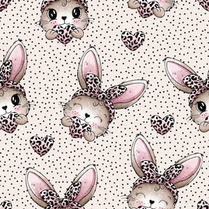 Könnte beinhalten: Ein sich wiederholendes Muster mit Cartoon-Hasen mit rosa gefütterten Ohren und Leopardenmuster-Stirnbändern und -Herzen. Die Hasen halten Leopardenmuster-Herzen. Der Hintergrund ist hellrosa mit schwarzen Punkten.