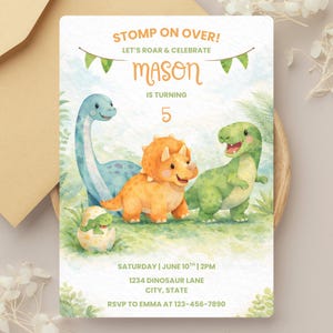 Pode incluir: Um convite de aniversário com ilustrações de dinossauros. O texto diz "STOMP ON OVER!" e "MASON faz 5 anos." O convite inclui detalhes do evento e informações de RSVP. Os dinossauros são um Brontossauro azul, um Triceratops laranja e um T-Rex verde.