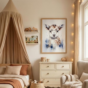 Puede incluir: Un acogedor cuarto de niños con una cama de madera con dosel, una cómoda crema y una mecedora. Una pintura de acuarela enmarcada de un cordero cuelga de la pared. Una cesta tejida y una alfombra completan el espacio.