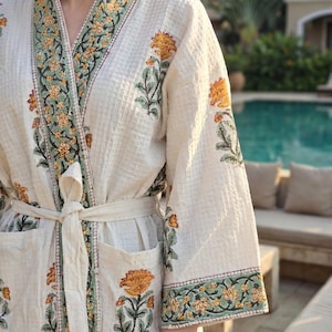 Badrock i ren bomull med våffelmönster, handtryckt blommig kimono-badrock
