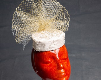 Il cappello "Suzette", fascinatore da sposa, avorio e oro, cappello ricamato, fascinatore d'avorio, fascinatore d'oro, fascinatore portapillole