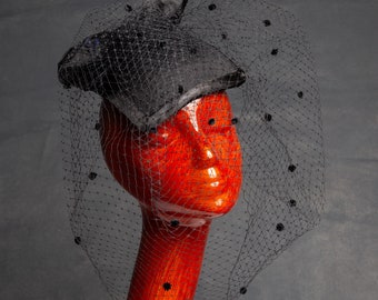 Il cappello Naomi, cappello nero, fascinatore nero, fascinatore di seta, velo punteggiato nero, fiocco nero, cappello funebre, cappello da lutto,