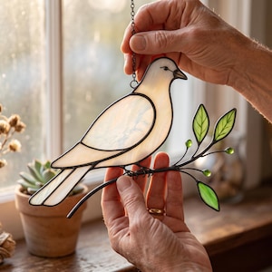 Atrapasueños de paloma blanca de vidrieras, adorno colgante de ventana de paloma hecho a mano, decoración de aves de la paz, regalo para amantes de las aves, decoración del hogar inspirada en la naturaleza, regalo para ella.