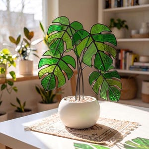 Monstera-Pflanze aus Buntglas, handgefertigte Topfblattskulptur, bunte grüne botanische Tischdekoration, tropisches Glas-Akzent für Zuhause oder Büro