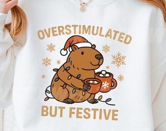 Capibara navideña hiperactiva pero festiva PNG, Capibara divertida en Navidad PNG, Diseño de capibara festiva, Lindo clipart navideño para camisetas