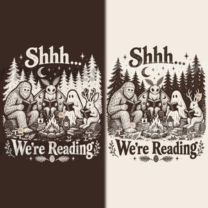 Può includere: Una stampa grafica con un Bigfoot, una falena, un fantasma e un jackalope seduti attorno a un falò in una foresta, ognuno intento a leggere un libro. Il testo recita Shhh... We're Reading. Il design è presentato in due varianti di colore.