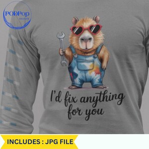 Puede incluir: Camiseta gris de manga larga con un carpincho con gafas de sol en forma de corazón y un mono, sosteniendo una llave inglesa. El texto "I'd fix anything for you" está debajo. Incluye archivo JPG.