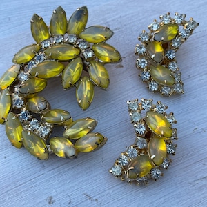 Set di orecchini con spilla di strass gialli della metà del secolo