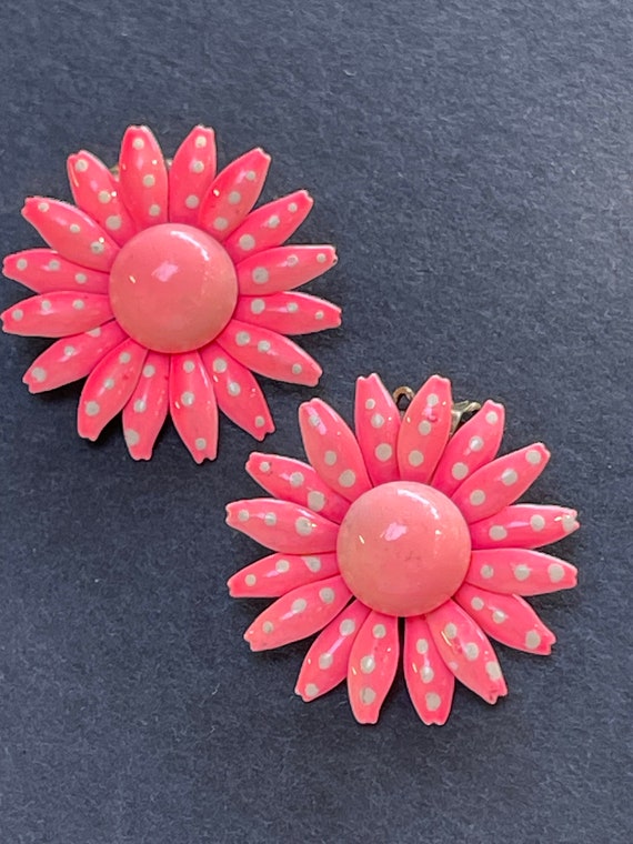 Vintage pink daisy enamel clip earrings