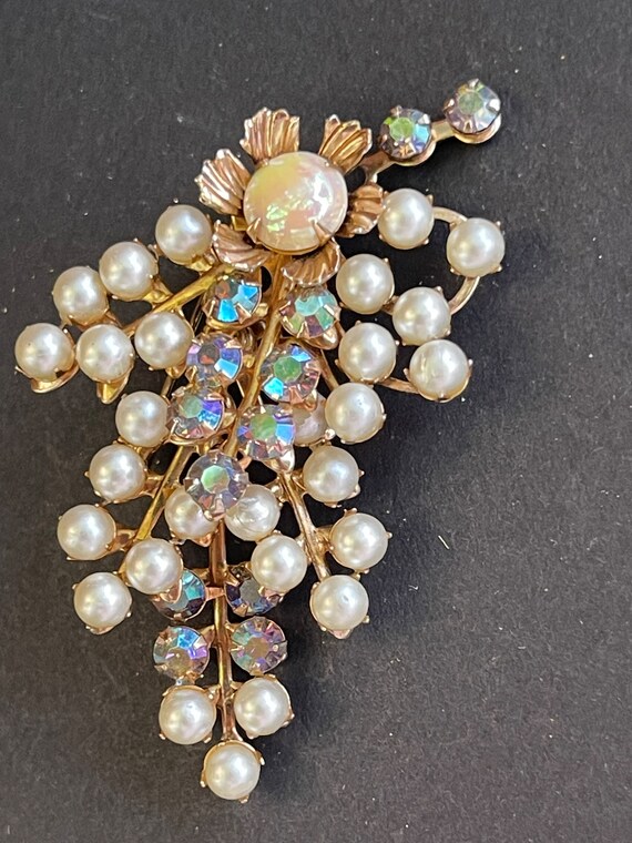 Vintage Pearl and rhinestone brooch