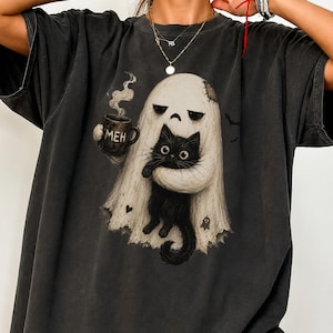 ゴーストキャットシャツ、不気味な黒猫グラフィックTシャツ、面白い内向的なハロウィンコーヒー好きへのギフト