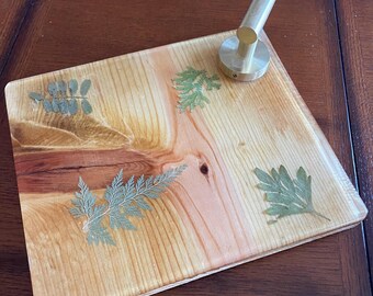 Bandeja para servir/tabla de charcutería artesanal con hojas incrustadas