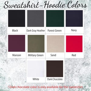 Op de afbeelding: Een kleurenkaart getiteld Sweatshirt-Hoodie Colors met tien stalen gelabeld Black, Dark Gray Heather, Forest Green, Navy, Maroon, Military Green, Sand, Red, White en Dark Chocolate, met een opmerking dat Dark Chocolate alleen voor sweatshirts is.