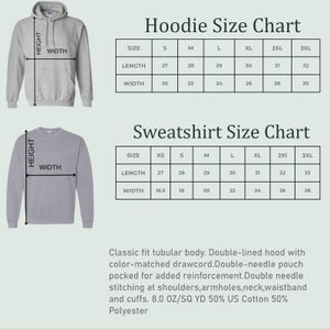 Op de afbeelding: Een grijze hoodie en een grijze sweater weergegeven met maattabellen. De tabellen tonen lengte- en breedtematen in inches voor de maten S tot 3XL en XS tot 3XL. De tekst vermeldt 8.0 oz/sq yd 50% US katoen en 50% polyester.