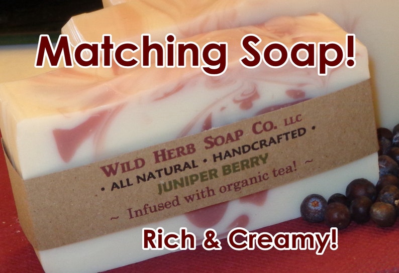 以下が含まれることがあります： ブラウンの紙ラベルに「WILD HERB SOAP CO. LLC &bull; ALL NATURAL &bull; HANDCRAFTED. JUNIPER BERRY ~ Infused with organic tea! ~ Rich & Creamy!」と書かれた、手作り石鹸2個
