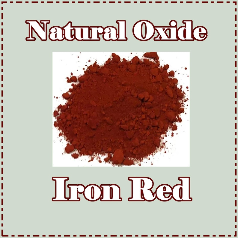 Op de afbeelding: Natuurlijk ijzeroxide rood pigmentpoeder. Het poeder is diep rood van kleur en wordt getoond in een stapel op een witte achtergrond.
