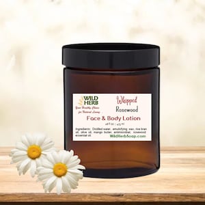 Pode incluir: Um frasco de vidro castanho com um r&oacute;tulo branco que diz "Whipped Rosewood Face & Body Lotion 16 fl oz | 473 ml" e lista os ingredientes. O r&oacute;tulo tamb&eacute;m inclui o nome da empresa "Wild Herb" e o site "WildHerbSoap.com".
