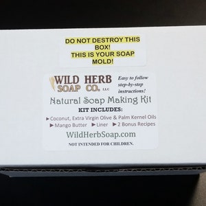 Pu&ograve; includere: Una scatola bianca con un'etichetta gialla che dice "Non distruggere questa scatola! Questo &egrave; il tuo stampo per sapone!" e un'etichetta marrone che dice "Wild Herb Soap Co. LLC Facile da seguire, istruzioni passo dopo passo! Kit per la creazione di sapone naturale Kit include: Cocco, olio d'oliva extra vergine e olio di palmisti Burro di mango Fodera 2 ricette bonus WildHerbSoap.com Non adatto ai bambini."