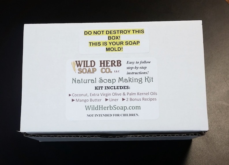 Pu&ograve; includere: Una scatola bianca con un'etichetta gialla che dice "Non distruggere questa scatola! Questo &egrave; il tuo stampo per sapone!" e un'etichetta marrone che dice "Wild Herb Soap Co. LLC Facile da seguire, istruzioni passo dopo passo! Kit per la creazione di sapone naturale Kit include: Cocco, olio d'oliva extra vergine e olio di palmisti Burro di mango Fodera 2 ricette bonus WildHerbSoap.com Non adatto ai bambini."
