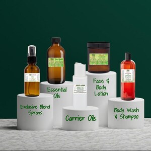 Pode incluir: Uma cole&ccedil;&atilde;o de &oacute;leos essenciais, &oacute;leos carreadores, gel de banho, champ&ocirc; e lo&ccedil;&atilde;o para o corpo e rosto. Os produtos s&atilde;o exibidos em plataformas brancas sobre um fundo verde.