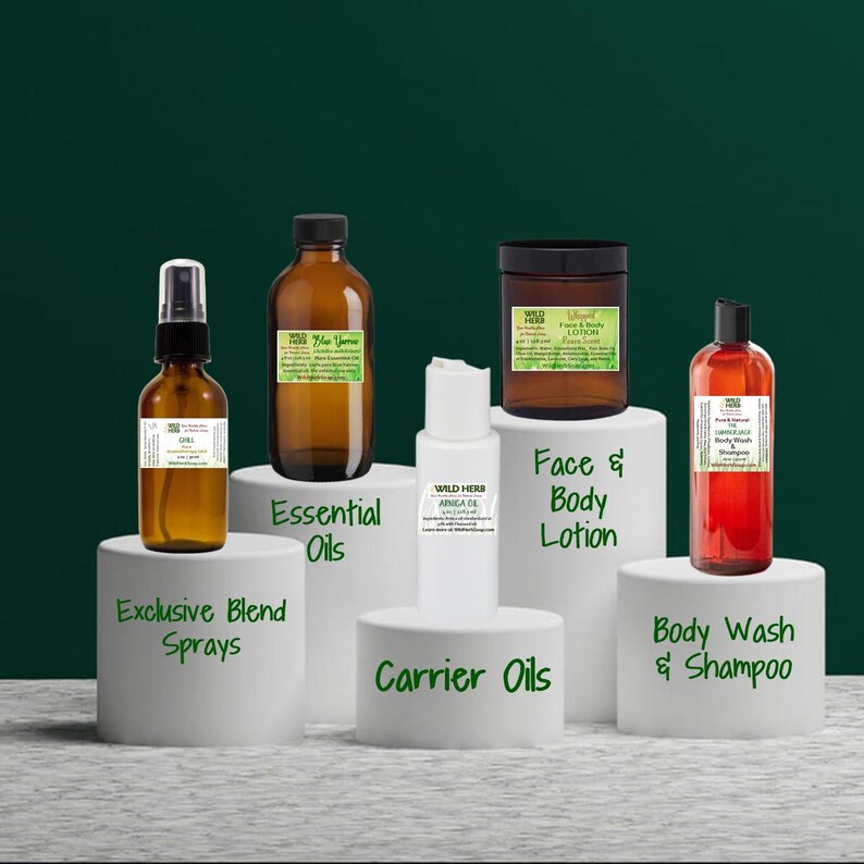 Pode incluir: Uma cole&ccedil;&atilde;o de &oacute;leos essenciais, &oacute;leos carreadores, gel de banho, champ&ocirc; e lo&ccedil;&atilde;o para o corpo e rosto. Os produtos s&atilde;o exibidos em plataformas brancas sobre um fundo verde.