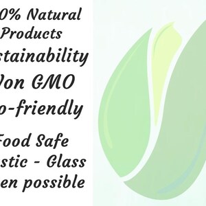 Puede incluir: Imagen con texto: "100% Natural Products, Sustainability, Non GMO, Eco-friendly, Food Safe, Plastic - Glass when possible." Presenta un dise&ntilde;o de hoja verde con un centro verde claro sobre un fondo blanco.