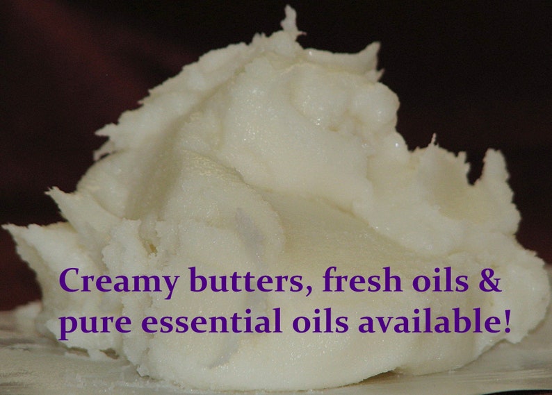 Pu&ograve; includere: Primo piano di una sostanza bianca e cremosa, probabilmente burro di karit&eacute; o un altro burro corporeo naturale. Il testo "Creamy butters, fresh oils & pure essential oils available!" &egrave; visibile nell'immagine.