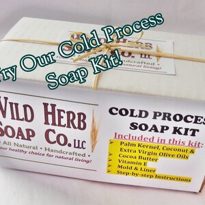 Pode incluir: Uma caixa branca com um r&oacute;tulo castanho que diz "WILD HERB SOAP CO. LLC" e "All Natural - Handcrafted - Your healthy choice for natural living!" A caixa est&aacute; amarrada com barbante e tem um r&oacute;tulo amarelo que diz "COLD PROCESS SOAP KIT" e lista os ingredientes inclu&iacute;dos no kit: "Palm Kernel, Coconut & Extra Virgin Olive Oils, Cocoa Butter, Vitamin E, Mold & Liner, Step-by-step Instructions."