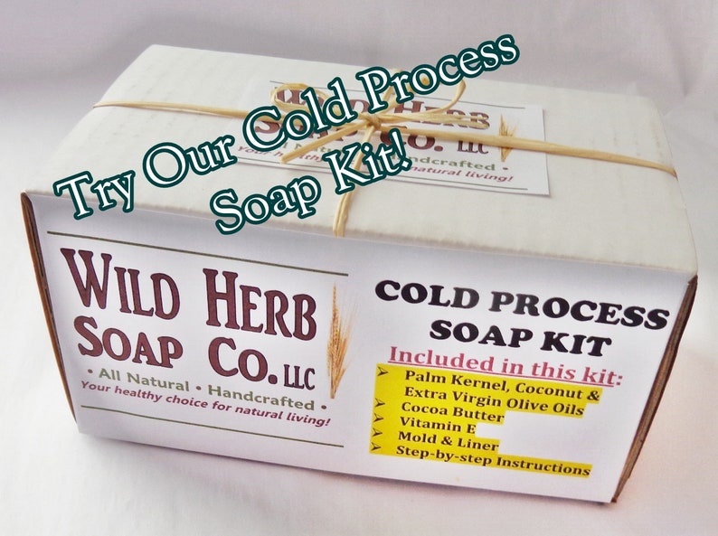 Pode incluir: Uma caixa branca com um r&oacute;tulo castanho que diz "WILD HERB SOAP CO. LLC" e "All Natural - Handcrafted - Your healthy choice for natural living!" A caixa est&aacute; amarrada com barbante e tem um r&oacute;tulo amarelo que diz "COLD PROCESS SOAP KIT" e lista os ingredientes inclu&iacute;dos no kit: "Palm Kernel, Coconut & Extra Virgin Olive Oils, Cocoa Butter, Vitamin E, Mold & Liner, Step-by-step Instructions."