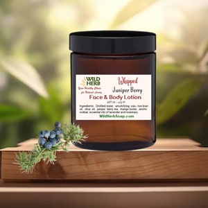 以下が含まれることがあります： 白いラベルに「Whipped Juniper Berry Face & Body Lotion 16 fl oz | 473 ml」と書かれた茶色のガラス瓶。ラベルにはブランド名「Wild Herb」と成分表も記載されている。