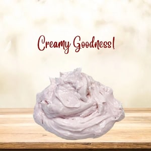 以下が含まれることがあります： ピンクのクリーミーな物質のクローズアップ。その上に「Creamy Goodness!」というテキストがあります。