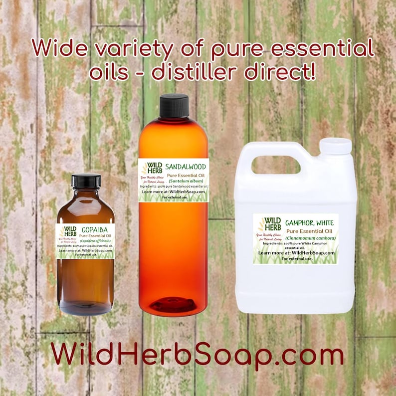 Puede incluir: Imagen de tres botellas de aceites esenciales. Las botellas est&aacute;n etiquetadas con la marca "Wild Herb" y los nombres de los aceites: Copaiba, S&aacute;ndalo y Alcanfor, Blanco. El texto "&iexcl;Amplia variedad de aceites esenciales puros - directo del destilador!" se muestra en la parte superior.