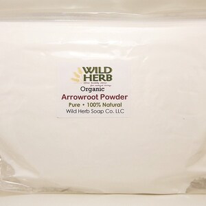 Puede incluir: Una bolsa de pl&aacute;stico transparente llena de polvo de arrurruz blanco. La bolsa tiene una etiqueta blanca con el texto "WILD HERB Organic Arrowroot Powder Pure + 100% Natural Wild Herb Soap Co. LLC".