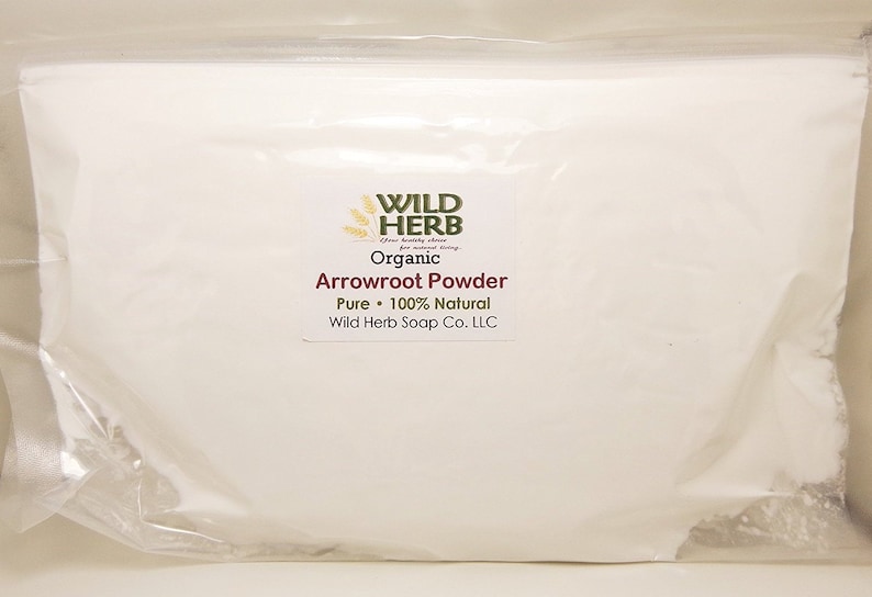 Puede incluir: Una bolsa de pl&aacute;stico transparente llena de polvo de arrurruz blanco. La bolsa tiene una etiqueta blanca con el texto "WILD HERB Organic Arrowroot Powder Pure + 100% Natural Wild Herb Soap Co. LLC".