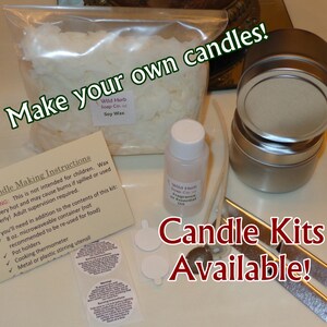 Pu&ograve; includere: Un primo piano di un kit per la creazione di candele con fiocchi di cera di soia, una bottiglia di olio profumato, stoppini per candele e barattoli di metallo. Il kit include istruzioni per la creazione di candele. Il testo "Make your own candles!" &egrave; scritto in lettere rosse nella parte superiore dell'immagine. Il testo "Candle Kits Available!" &egrave; scritto in lettere rosse nella parte inferiore dell'immagine.