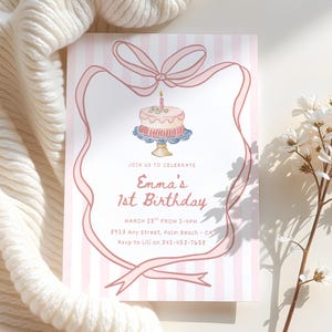 Puede incluir: Invitación de cumpleaños a rayas rosas y blancas con una ilustración de acuarela de una tarta. La invitación dice "Emma's 1st Birthday" e incluye detalles del evento. Un diseño de cinta rosa enmarca el texto.