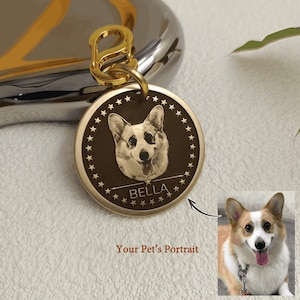 Puede incluir: Una placa de identificación redonda de metal dorado para mascotas con un retrato grabado con láser de un perro Corgi en el centro. El nombre BELLA está grabado debajo del retrato, rodeado por un borde de estrellas. Un broche dorado está sujeto arriba.