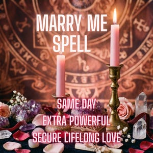 Op de afbeelding: Twee brandende roze kaarsen in messing houders, met de tekst "MARRY ME SPELL" erboven en "SAME DAY EXTRA POWERFUL SECURE LIFELONG LOVE" eronder. De scène bevat kristallen, rozen en een decoratieve doos.