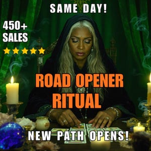 Puede incluir: Imagen con el texto "Road Opener Ritual" y "New Path Opens!". Una persona con cabello gris, vestida con una túnica con capucha negra, está mirando cartas del tarot. También se ven velas encendidas y una bola de cristal.