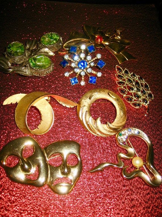 Vintage Lot of 8 Brooches Jade Rhinestone Gold To… - image 3