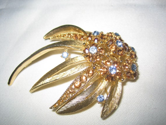 Vintage Lisner Large Sweaping Rhinestone Brooch - image 1