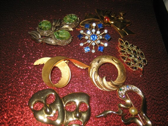 Vintage Lot of 8 Brooches Jade Rhinestone Gold To… - image 2