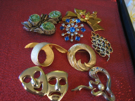 Vintage Lot of 8 Brooches Jade Rhinestone Gold To… - image 1