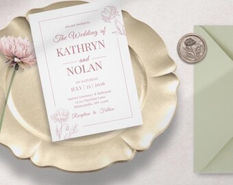 Op de afbeelding: Een trouwuitnodiging met bloemenillustraties en de namen Kathryn en Nolan. De uitnodiging staat op een witte kaart met een mauve rand, geplaatst op een goudkleurige schaal. Een bijpassende envelop en zegel zijn ook aanwezig.