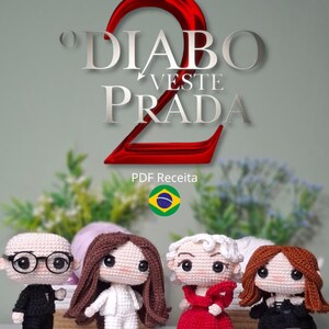 May include: Crocheted dolls inspired by "The Devil Wears Prada" movie. The dolls are wearing outfits in black, white, and red. The image includes the title "O Diabo Veste Prada 2" in silver and red, and the text "PDF Receita".