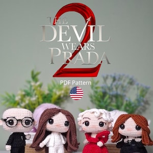 Peut inclure: Poupées crochetées inspirées du film "Le Diable s'habille en Prada". Les poupées arborent des coiffures et des tenues distinctives, dont un costume noir, une tenue blanche, une robe rouge et une robe noire. L'image affiche le titre du film.