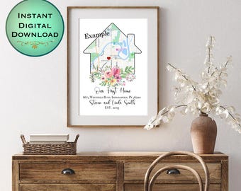 Pode incluir: Impressão emoldurada com um design de mapa em forma de casa, adornada com flores. A impressão exibe o texto "Our First Home", um endereço e nomes, com "EST. 2023" na base. Um círculo indica "Instant Digital Download" no canto superior esquerdo.